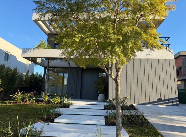 Casa · 500m² · 3 Dormitorios · 3 Cocheras