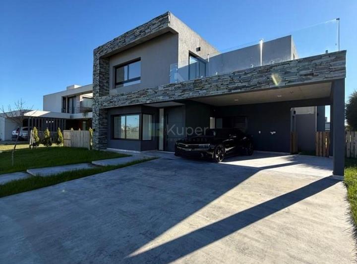 Casa · 293m² · 4 Ambientes · 1 Cochera