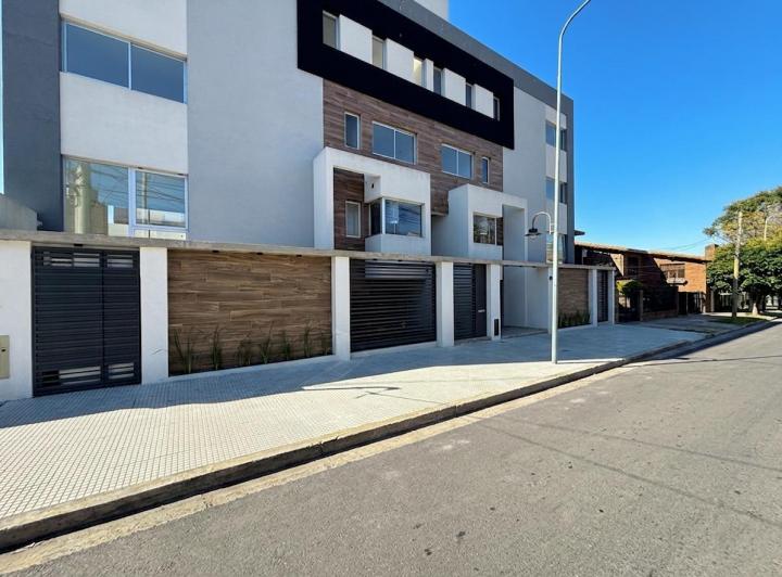 Casa · 160m² · 4 Ambientes · 2 Cocheras