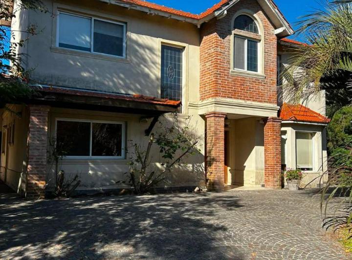 Casa · 191m² · 5 Ambientes · 3 Cocheras