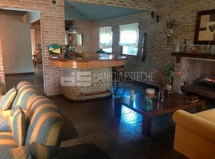 Casa · 280m² · 5 Ambientes · 2 Cocheras