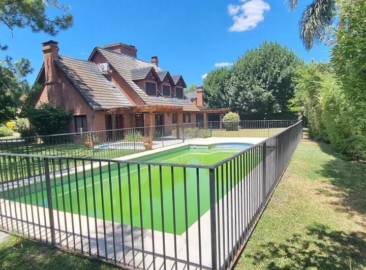 Casa · 256m² · 5 Ambientes · 3 Cocheras