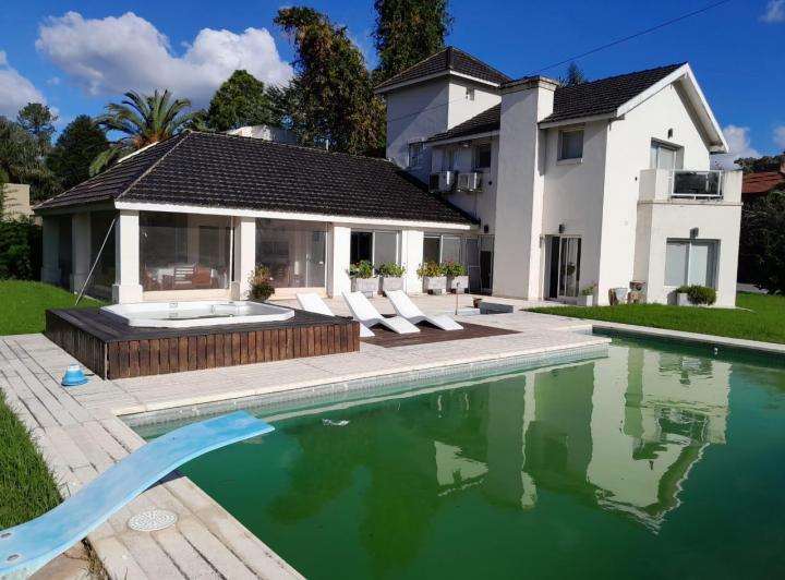 Casa · 480m² · 2 Ambientes · 1 Cochera