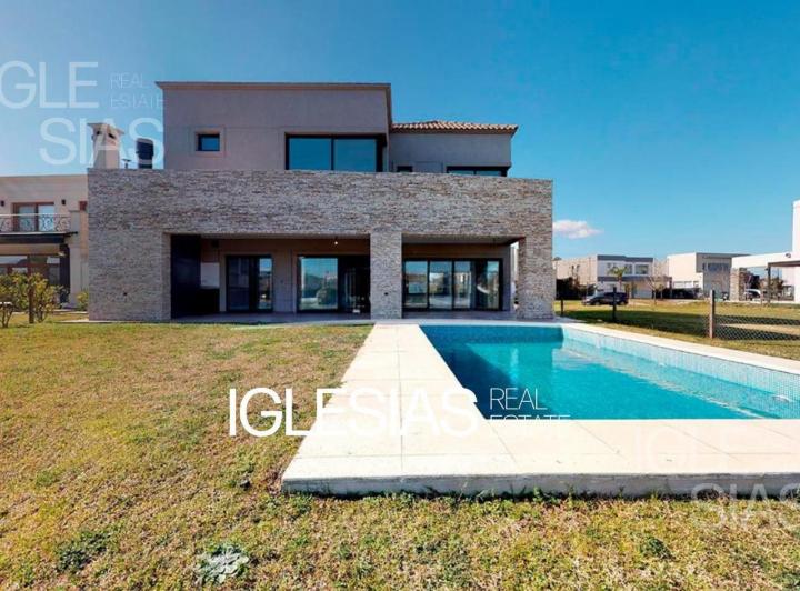 Casa · 258m² · 6 Ambientes · 2 Cocheras