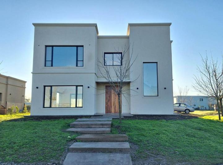 Casa · 202m² · 5 Ambientes · 4 Cocheras