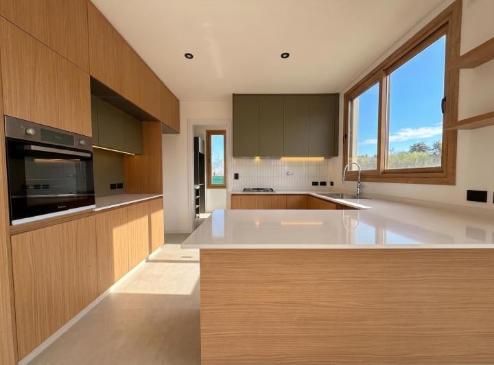 Casa · 145m² · 5 Ambientes · 4 Cocheras