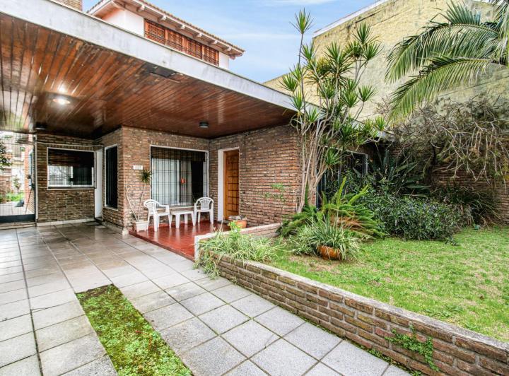 Casa · 244m² · 4 Ambientes · 2 Cocheras