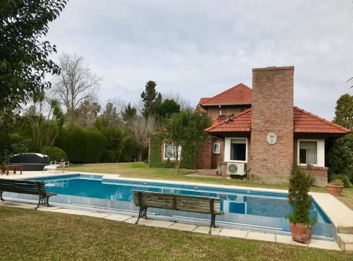 Casa · 221m² · 5 Ambientes · 2 Cocheras