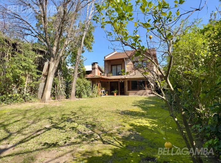 Casa · 227m² · 5 Ambientes · 3 Cocheras