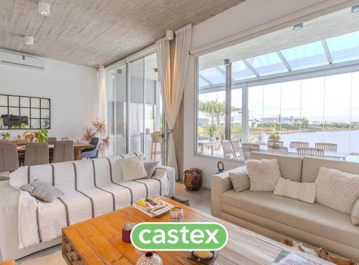 Casa · 202m² · 4 Ambientes · 2 Cocheras