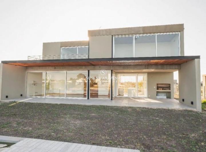 Casa · 185m² · 6 Ambientes · 2 Cocheras