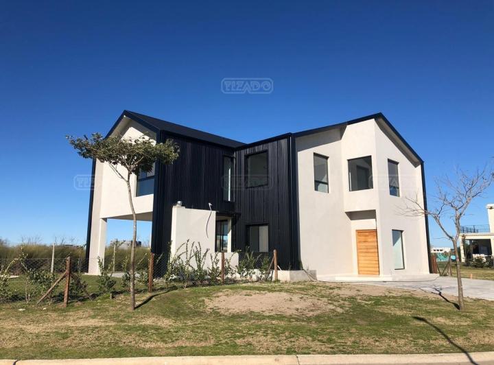 Casa · 196m² · 4 Ambientes · 1 Cochera