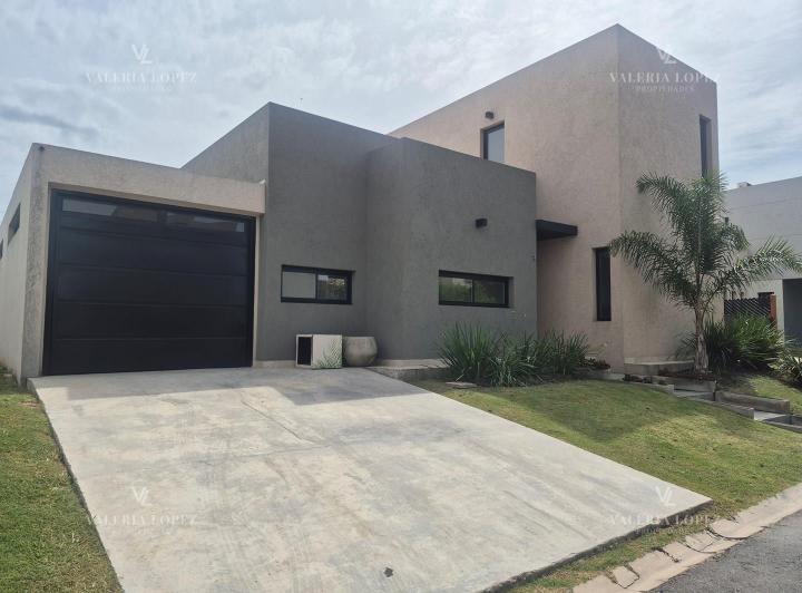 Casa · 130m² · 4 Ambientes · 2 Cocheras