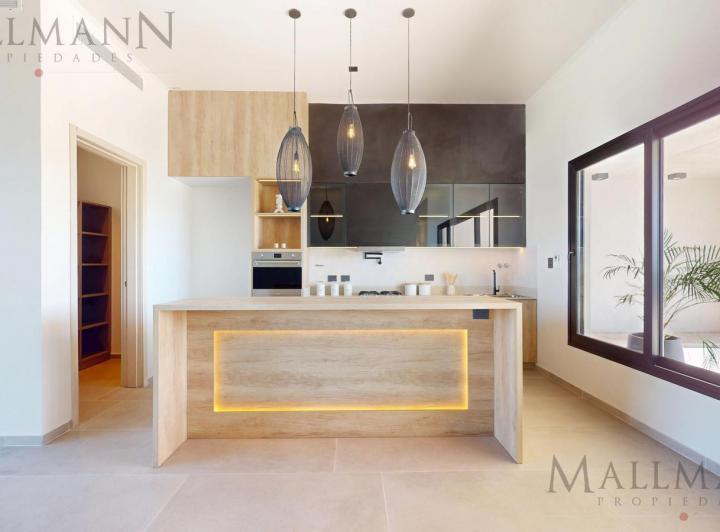 Casa · 1251m² · 5 Ambientes · 2 Cocheras