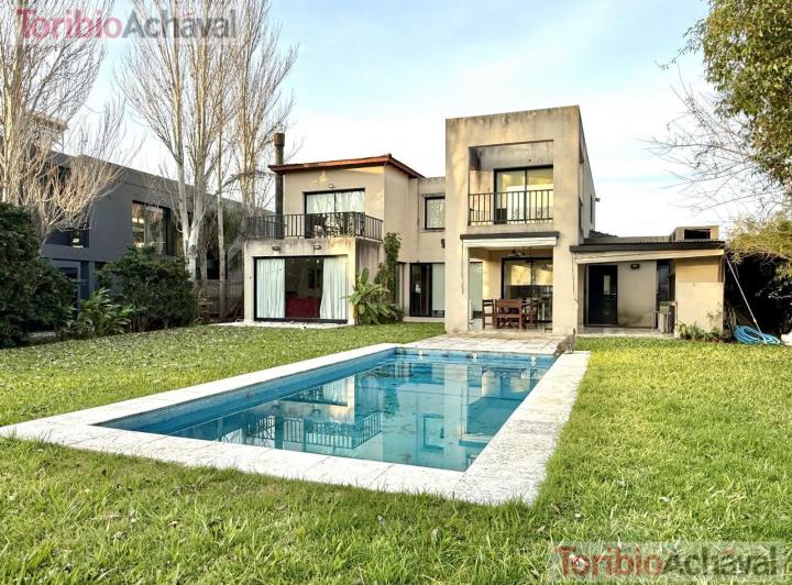 Casa · 215m² · 6 Ambientes · 1 Cochera