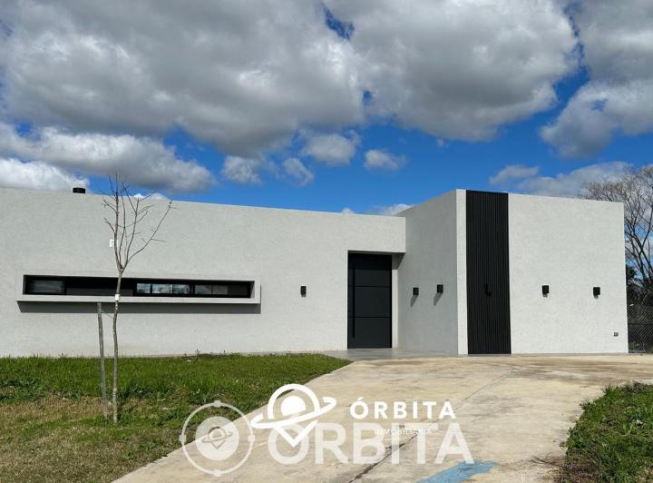 Casa · 140m² · 4 Ambientes · 2 Cocheras
