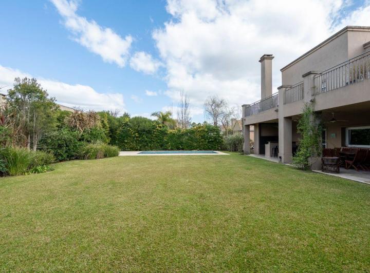 Casa · 320m² · 8 Ambientes · 4 Cocheras