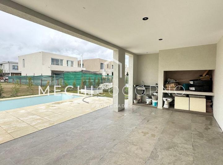 Casa · 270m² · 4 Ambientes · 2 Cocheras
