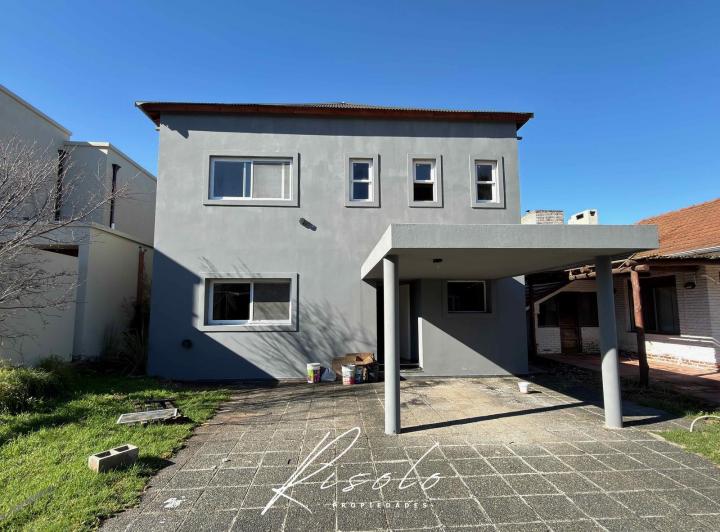 Casa · 180m² · 4 Ambientes · 2 Cocheras