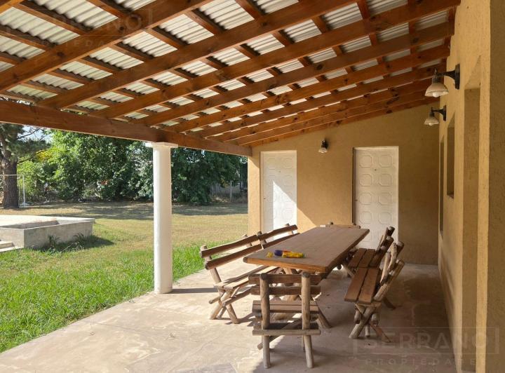Casa · 2000m² · 3 Ambientes · 2 Cocheras