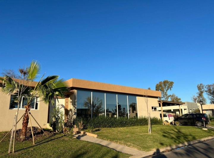 Casa · 160m² · 4 Ambientes · 3 Cocheras