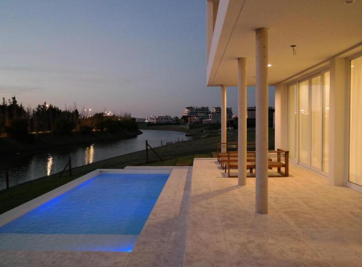 Casa · 940m² · 4 Ambientes · 2 Cocheras
