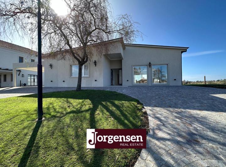 Casa · 160m² · 3 Dormitorios · 1 Cochera