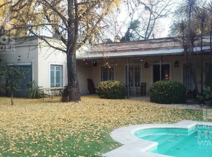 Casa · 250m² · 5 Ambientes · 1 Cochera
