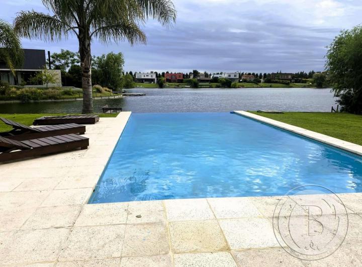Casa · 340m² · 4 Ambientes · 2 Cocheras