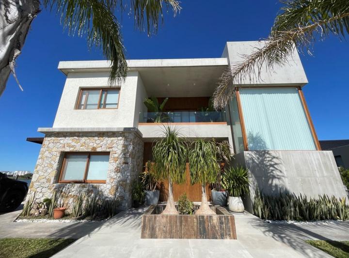 Casa · 300m² · 5 Ambientes · 2 Cocheras