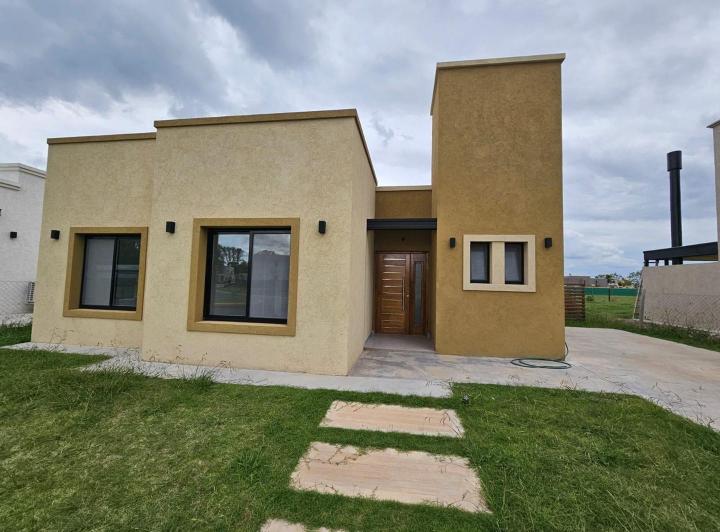 Casa · 140m² · 4 Ambientes · 2 Cocheras