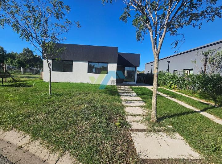 Casa · 140m² · 4 Ambientes · 2 Cocheras