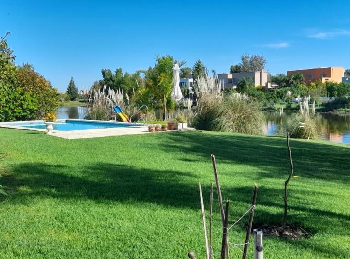 Casa · 200m² · 5 Ambientes · 2 Cocheras