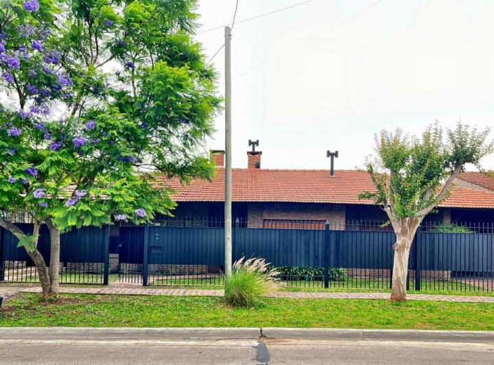 Casa · 200m² · 4 Ambientes · 3 Cocheras