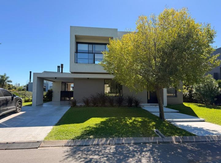 Casa · 317m² · 5 Ambientes · 3 Cocheras