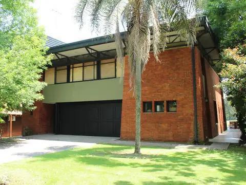 Casa · 360m² · 6 Ambientes · 4 Cocheras