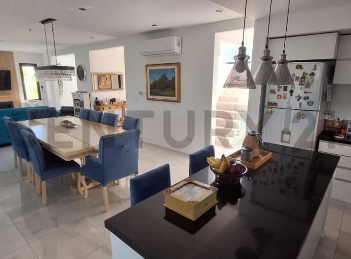 Casa · 289m² · 7 Ambientes · 1 Cochera