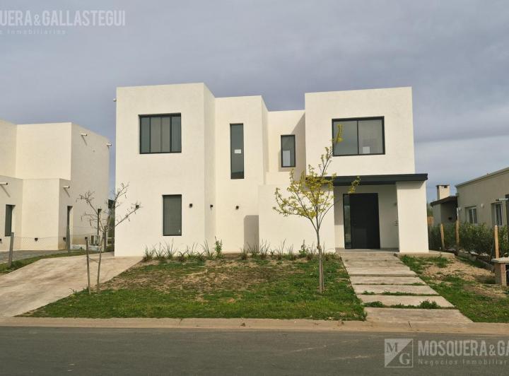 Casa · 182m² · 4 Ambientes · 4 Cocheras