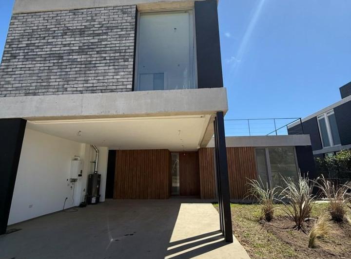 Casa · 226m² · 4 Ambientes · 1 Cochera