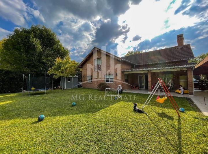 Casa · 240m² · 4 Ambientes · 3 Cocheras