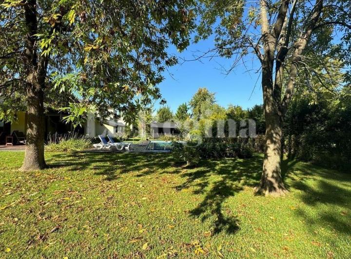 Casa · 240m² · 5 Ambientes · 4 Cocheras