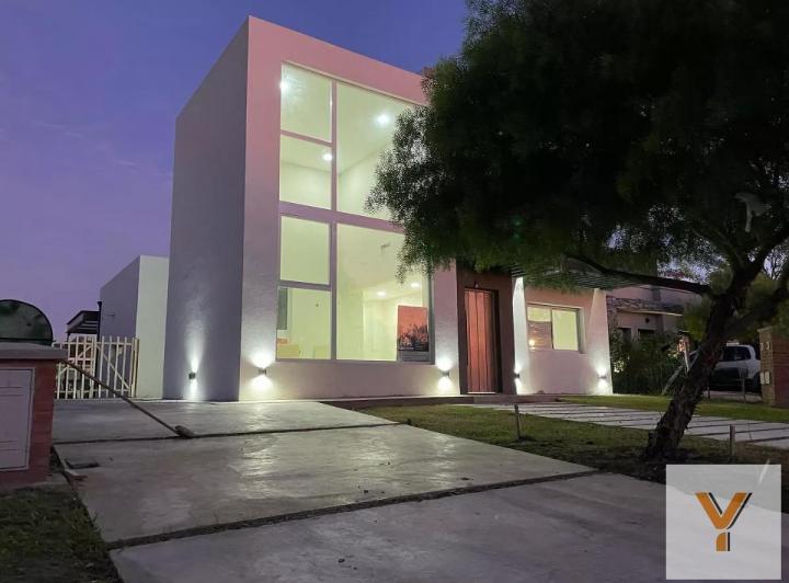 Casa · 147m² · 4 Ambientes · 2 Cocheras