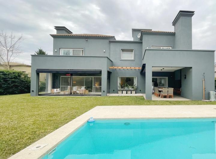 Casa · 310m² · 5 Ambientes · 2 Cocheras