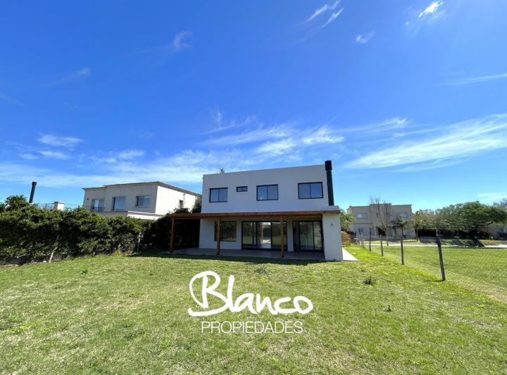 Casa · 184m² · 4 Ambientes · 2 Cocheras