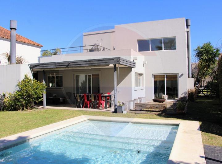 Casa · 167480m² · 5 Ambientes · 2 Cocheras
