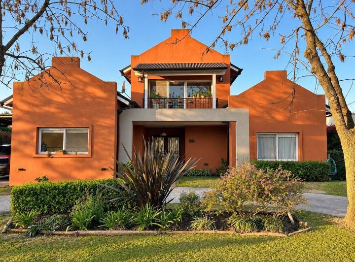 Casa · 195m² · 4 Ambientes · 5 Cocheras
