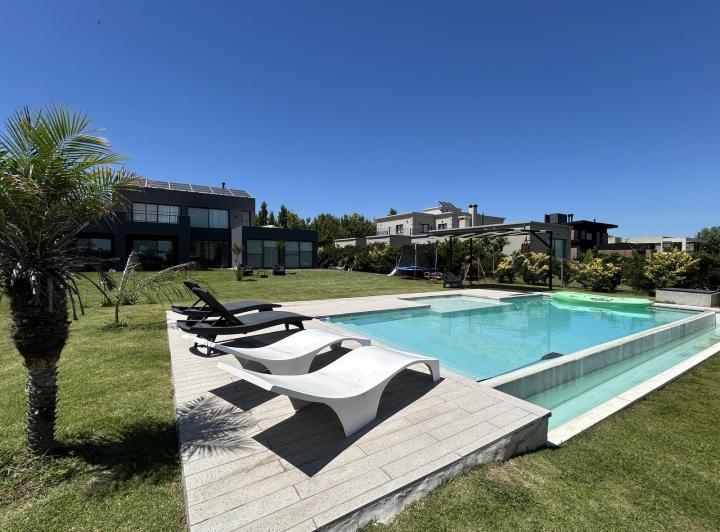 Casa · 198m² · 4 Ambientes · 2 Cocheras