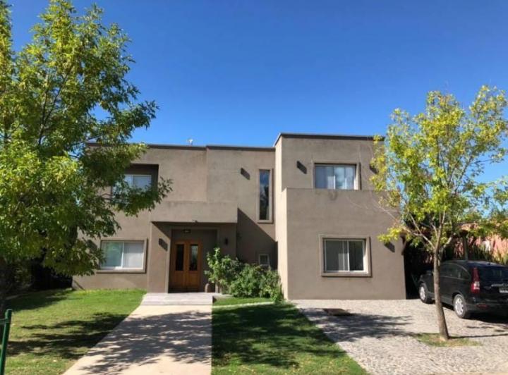 Casa · 290m² · 4 Ambientes · 1 Cochera