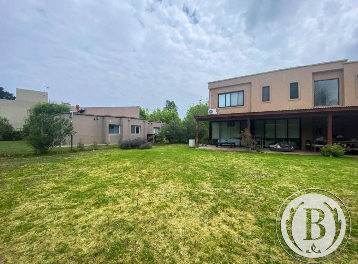 Casa · 250m² · 4 Ambientes · 1 Cochera