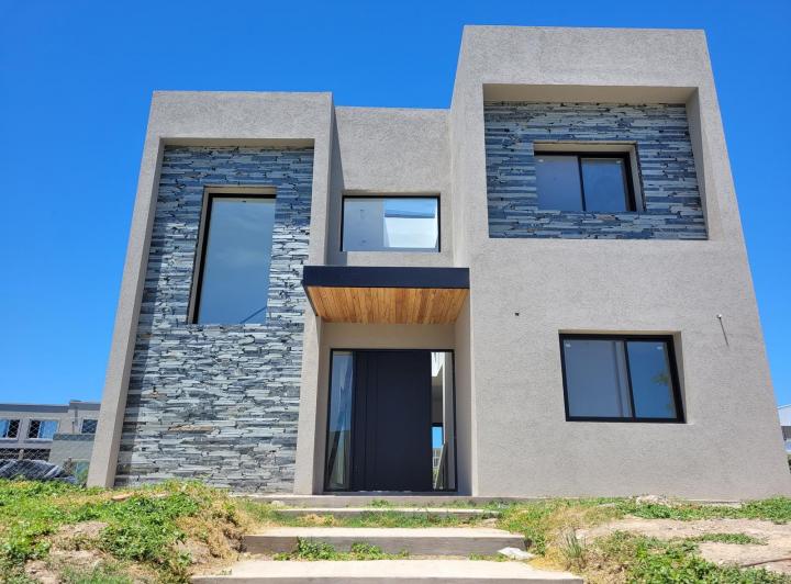 Casa · 190m² · 5 Ambientes · 2 Cocheras